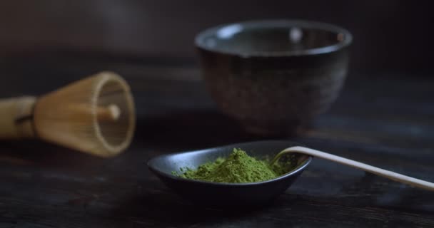 Органический зеленый чай Маття. Чаепитие маття. Маття порошок. Вращение на столе из черного дерева . — стоковое видео