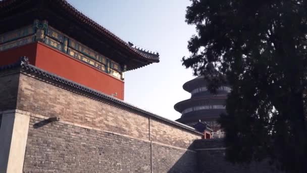 Vue à angle bas de la lumière du soleil tombant sur un bâtiment historique dans la Cité Interdite contre le ciel - Pékin, Chine — Video