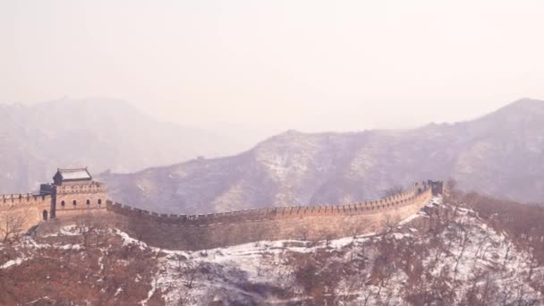Chiny słynny punkt orientacyjny wielki mur i góry w zimie — Wideo stockowe