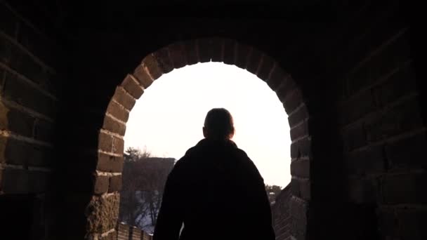 행복 한 여인 이중국의 거대 한 성벽 위를 걷고 있고, 겨울해 가질 때 시계 탑에서 내려오고 있다. 여행 개념 — 비디오