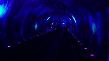 Bund Manzara Tüneli 'nde mekik trenleri. Şehirdeki metro treni. Huangpu Nehri 'nin altındaki ışık tüneli Şangay' ın ilk beş turistik merkezinden biri.