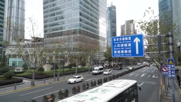 Shanghái, China - Jan 2 2020: Modernas calles centrales de Shanghái y edificios de gran altura durante el día . — Vídeos de Stock