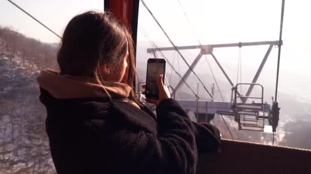 Toerist meisje het nemen van foto 's van een kabelbaan van Great muur panoramisch uitzicht. — Stockvideo