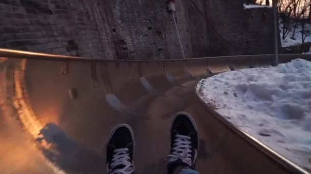 Вид с лица. Ноги скатываются с холма от великой китайской стены — стоковое видео