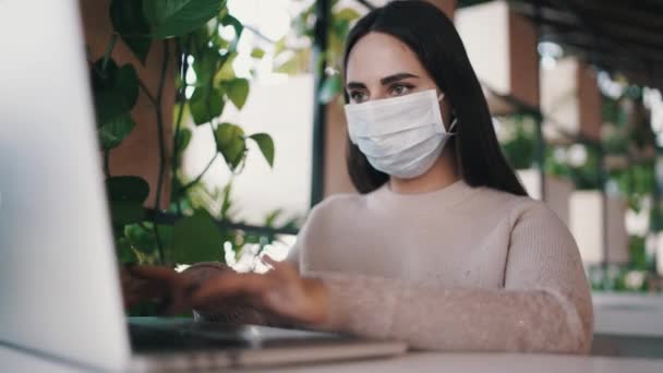 Egy nő, aki otthonról dolgozik a koronavírus járvány idején. Novel coronavirus 2019-ncov koncepció. — Stock videók