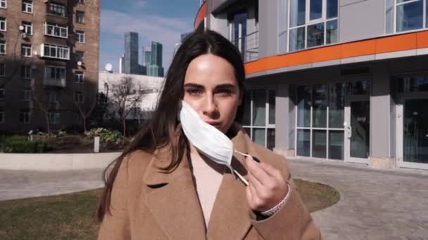 Kadın koruyucu bir maske takıyor ve şehre bakıyor. Sağlık ve güvenlik kavramı, N1h1 koronavirüs, viral koruma — Stok video