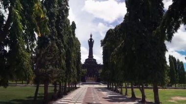Bajra Sandhi Anıtı, tarih boyunca Bali halkının mücadelesinin bir anıtıdır. Anıt, Endonezya 'nın Denpasar kentindeki Bali Valiliği önünde yer alıyor.