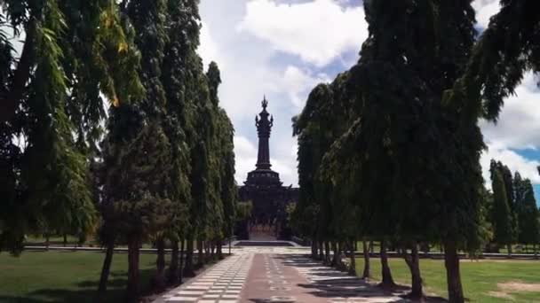 Bajra Sandhi Monumento es un monumento a las luchas del pueblo balinés a lo largo de la historia. El monumento se encuentra frente a la Oficina de Gobernadores de Bali en Denpasar, Bali, Indonesia — Vídeos de Stock