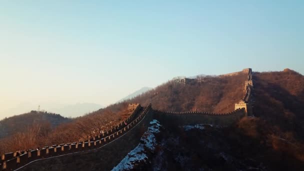 Im Wintersonnenuntergang über die chinesische Mauer fliegen — Stockvideo