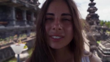 Bali 'deki Bajra Sandhi Anıtı' nda bir turist kadının portresini yakından çek. Seyahat Konsepti.