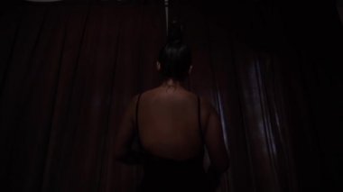 Çekici genç bir kadın yavaş çekimde perdeleri açar. Pencerenin yanında duran güneşin doğuşuna bakar. Kendini izole eder, enfeksiyon kapar.