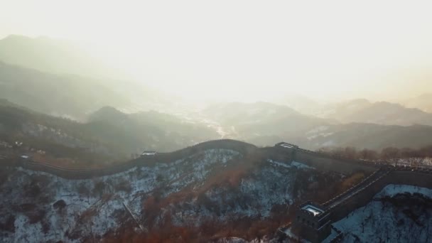 Im Wintersonnenuntergang über die chinesische Mauer fliegen — Stockvideo