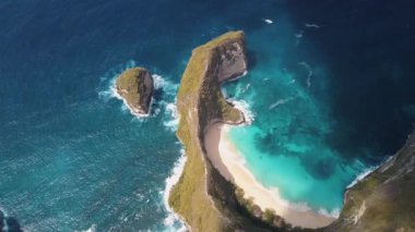 Nusa Penida, Bali, Endonezya 'nın havadan görünüşü. Bali 'deki Nusa Penida Adası' ndaki Manta Körfezi veya Kelingking Sahili. Nusa Penida, Bali 'nin en ünlü turistik yerlerinden biridir..