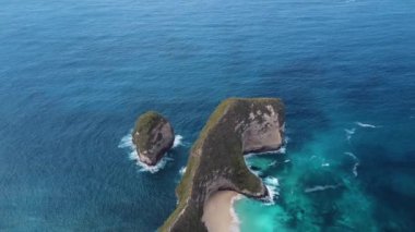 Nusa Penida, Bali, Endonezya 'nın havadan görünüşü. Bali 'deki Nusa Penida Adası' ndaki Manta Körfezi veya Kelingking Sahili. Nusa Penida, Bali 'nin en ünlü turistik yerlerinden biridir..
