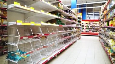 MOSKOW. Rusya 'ya. 24 Mart: Dükkanda boş raflar. Mallar için boş rafları olan süpermarket. Moskova 'daki Çin Covid19 virüs koronası paniği. İnsanlar bütün eti ve makarnayı satın aldı. Karantinaya alındı