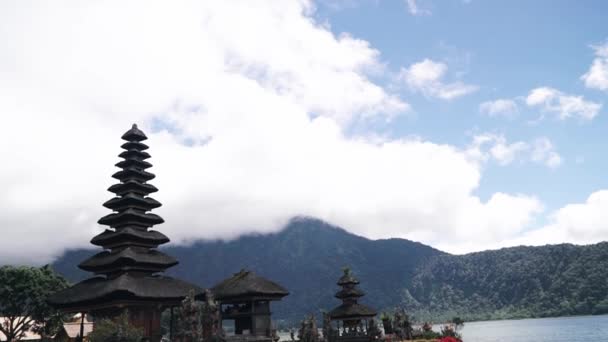 Templo Pura Ulun Danu en un lago Beratán. Bali. — Vídeo de stock