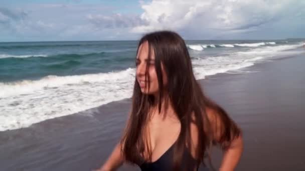 Jovem atleta correndo na praia exercitando feminino corredor sprint treinamento na parte da manhã dia ensolarado — Vídeo de Stock