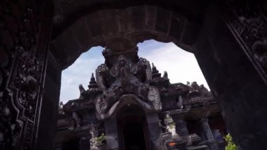 Bajra Sandhi Anıtı, tarih boyunca Bali halkının mücadelesinin bir anıtıdır. Anıt, Endonezya 'nın Denpasar kentindeki Bali Valiliği önünde yer alıyor.