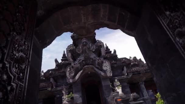 Památník Bajra Sandhi je památníkem bojů balijského lidu v celé historii. Památník se nachází před kanceláří guvernérů Bali v Denpasaru, Bali, Indonésie — Stock video