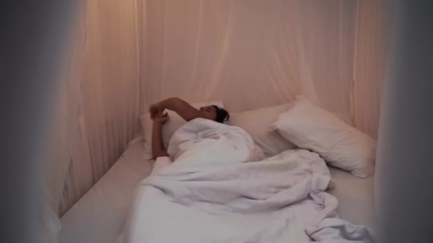 Ηρεμία νεαρή γυναίκα κοιμάται καλά σε άνετο ζεστό φρέσκο κρεβάτι με θόλο σε μαλακό μαξιλάρι λευκό λινό ορθοπεδικό στρώμα, ειρηνική γαλήνια κορίτσι αναπαύεται κοιμάται απολαμβάνοντας υγιή καλό ύπνο σε — Αρχείο Βίντεο