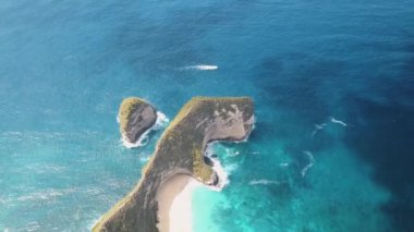 Nusa Penida, Bali, Endonezya 'nın havadan görünüşü. Bali 'deki Nusa Penida Adası' ndaki Manta Körfezi veya Kelingking Sahili. Nusa Penida, Bali 'nin en ünlü turistik yerlerinden biridir..