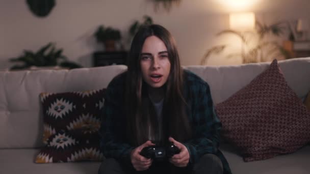 Hogar aislado. Funny Girl gamer jugando videojuegos en casa. Concepto de cuarentena del Coronavirus Covid-19 — Vídeos de Stock