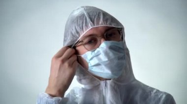 Koruyucu giysili bir insan, tıbbi maskeyi çıkarır ve virüssüz temiz hava solur. Coronavirus olmadan sağlık ve özgürlük kavramı