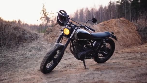 Specialanpassad motorcykel utomhus. Vintage stil café racer motorcykel. Rockabilly livsstil och man hobby. Motorcykel bakgrund. Vintage motorcykel — Stockvideo