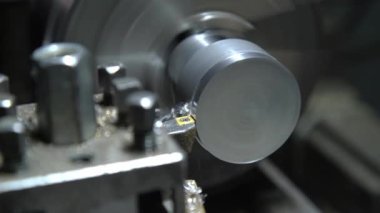 Metal işleten CNC değirmen makinesi. Metal modern işleme teknolojisi kesiliyor.