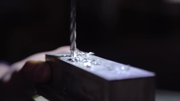 Csavart fémdarabok repkednek le egy alumíniumdarabról a CNC fúróval történő esztergálás közben. Finom vágottvégű, matt fémtömb oldalának borotválása. — Stock videók