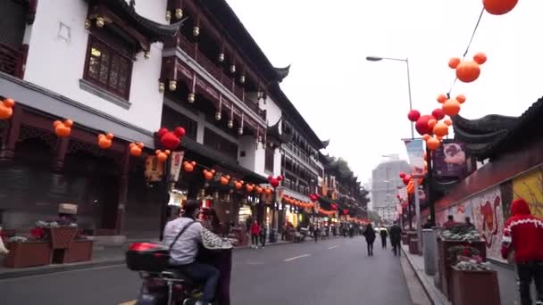 Şangay, Çin - Ocak 02, 2020: Geleneksel Karakteristik caddenin Yu Yuan bahçesinde insanlar seyahat eder, Şangay 'da ünlü bir ticari caddedir. — Stok video
