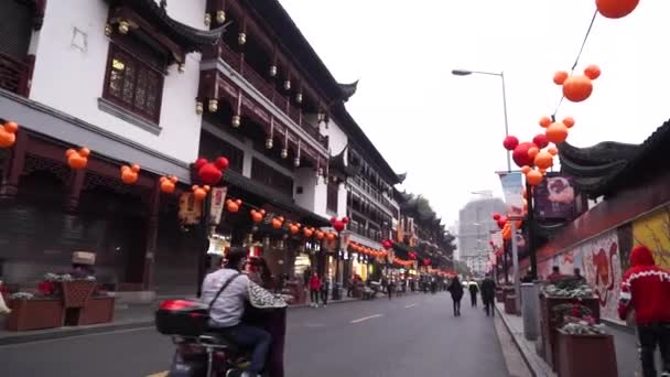 Xangai, China - 02 de janeiro de 2020: As pessoas viajam em Yu yuan jardim de rua comercial característica tradicional, é uma rua comercial famosa em Xangai — Vídeo de Stock