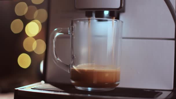 Verser le flux de café de la machine professionnelle dans la tasse. Barista faisant double expresso ou lungo américain. Café moulu frais coulant. Boire du café noir torréfié le matin . — Video