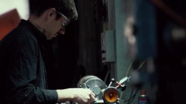 Gözlüklü fabrika işçisi fabrikada bir değirmen makinesinde çalışıyor. Üretim ve inşaat kavramı