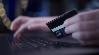 Akşamları evde bir odada karantina altındayken çevrimiçi ürün ve ürün alan bir adam. Çevrimiçi bankacılık ve akıllı telefon. Akıllı telefon ya da dijital cihaz kullanarak kolay para kazanılır. Evde yalnızlık.