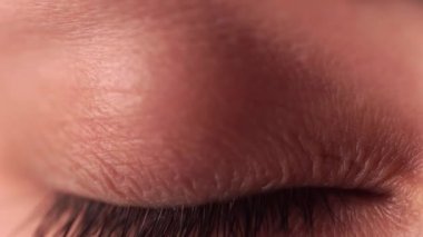 Makro mavi gözü kapat güzel iris doğal insan güzelliği sağlıklı görme konsepti