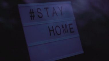 Cam bir pencerenin arkasında üzerinde 