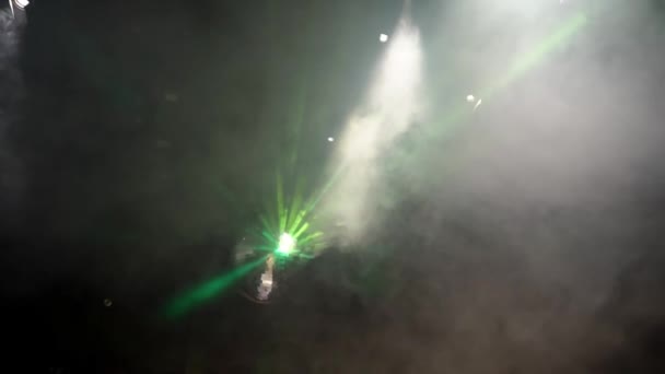 旋转迪斯科球，具有五彩缤纷的光效果和浓烟，可循环使用 — 图库视频影像