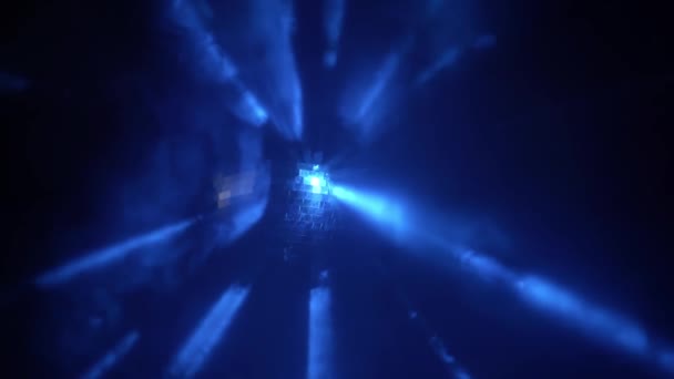 Disco ball with blue light effect and dense smoke, loop-ready. Night club — Stock Video