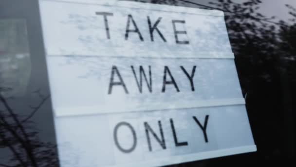 Lightbox con como signo Take Away Solo detrás de una puerta de cristal de la cafetería. Estaban abiertos de nuevo después de la cuarentena, video del dueño de una pequeña empresa. Por favor, use una máscara facial y mantenga su distancia para proteger — Vídeo de stock