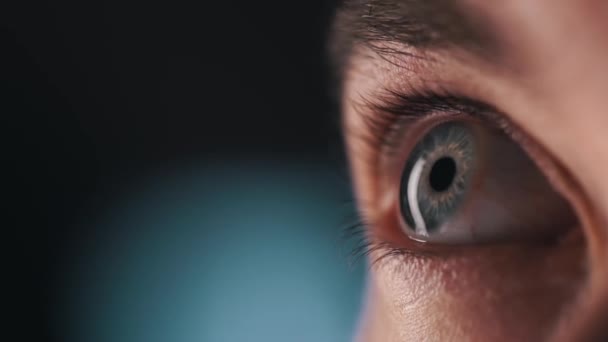 Primer plano ojo azul macro observando diferentes lados, hermoso iris belleza humana natural concepto de vista saludable — Vídeo de stock