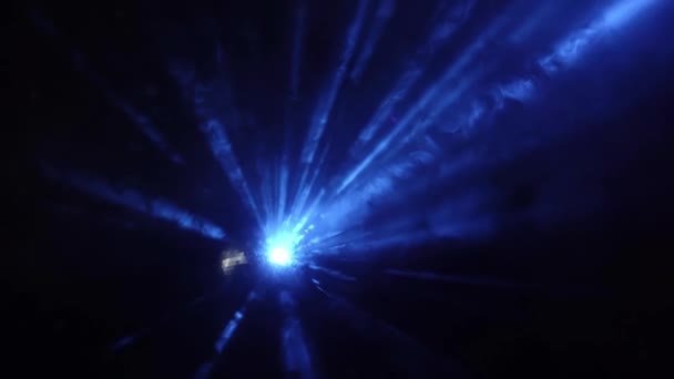 Discokugel mit Blaulichteffekt und dichtem Rauch, schlaufenfertig. Nachtclub — Stockvideo