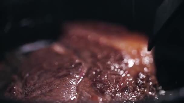 Koch kochen ein Rinderfilet in der Pfanne. Roh gebratenes Rindfleisch braten. Fleisch wird in Butter gebraten und in einer Pfanne erhitzt. Makro-Nahaufnahme. — Stockvideo