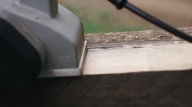 Marangoz ahşap çalışma yerini ayarlar. Özel bir makine ile ahşap işlem