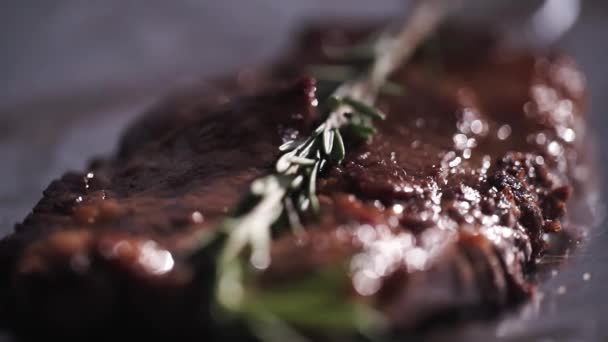 Deliziosa bistecca posta sulla griglia calda con sale e pepe. Cuocere un filetto di manzo in padella nella tradizione italiana del filetto di carne italiano . — Video Stock