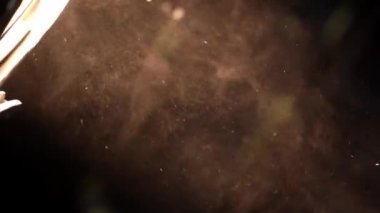 Stüdyoda toz siyah arkaplan ile gerçek ışık patlaması