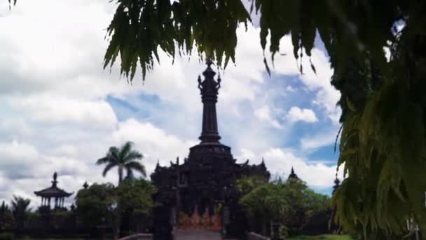 Bajra Sandhi Monument è un monumento alle lotte del popolo balinese nel corso della storia. Il monumento si trova di fronte all'ufficio governatori di Bali a Denpasar, Bali, Indonesia — Video Stock