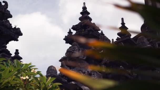 Bajra Sandhi Monument è un monumento alle lotte del popolo balinese nel corso della storia. Il monumento si trova di fronte all'ufficio governatori di Bali a Denpasar, Bali, Indonesia — Video Stock