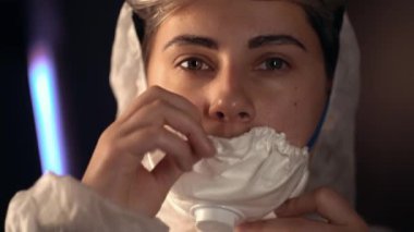 Koronavirüs salgını sırasında kadın doktor ve koruyucu bir maske takıyor. Yorgun bir doktorun portresi.