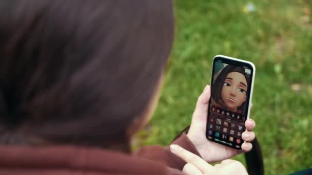 Moskou, Rusland - 25 mei 2020: Brunette vrouwelijke selfie video opnemen voor TIK TOK social media app. Vrouw kiezen filters maskers voor een virale video. — Stockvideo